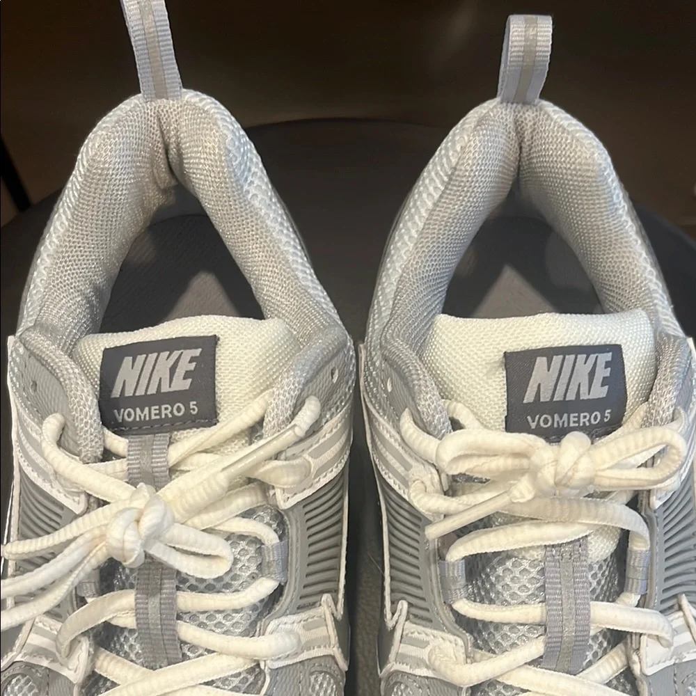 Nike White and Grey Vomero sneakers 
KIDS size 7 = Womens size 8.5 - Picture 5 of 6